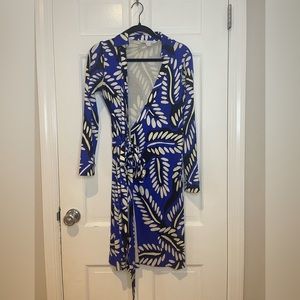 Women’s blue and black Diane Von Furstenberg wrap dress